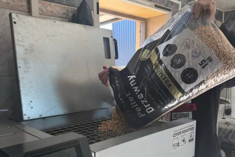 Pellet HITON Premium wsypywany do pieca w MUSPEL hurtowni opału z Krzykos